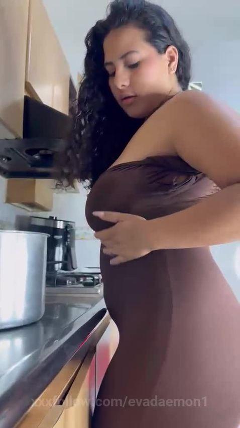 chick masturbating in your kitchen! 😯 Starring evadaemon1 24c2fd tiktok porn
