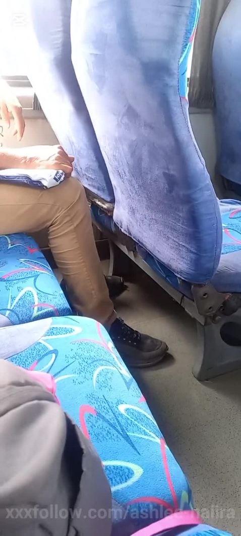 estoy cachonda en el bus, me encontrarás asi,.. Starring ashlee-naiira